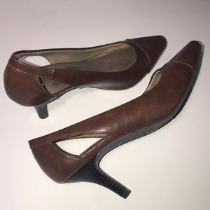 🌻$10🌻 Life Stride brown pumps